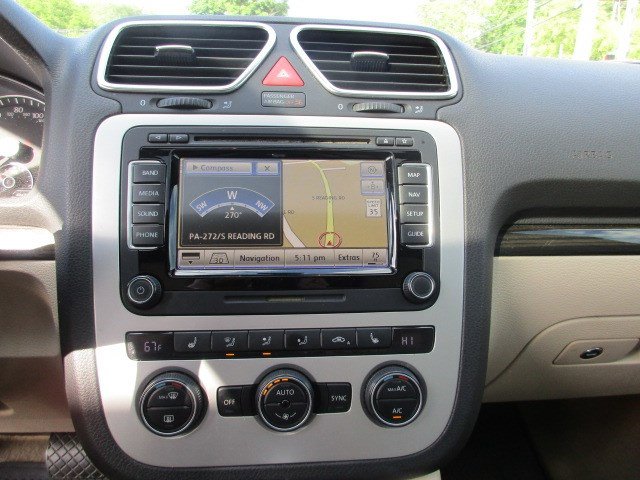 Used 2015 Volkswagen Eos Executive FWD image 30