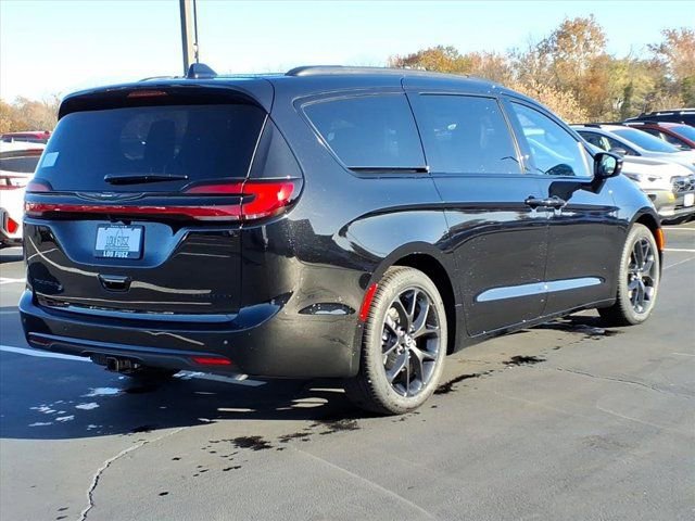 New 2026 Chrysler Pacifica Limited w/ S Appearance Package image 16