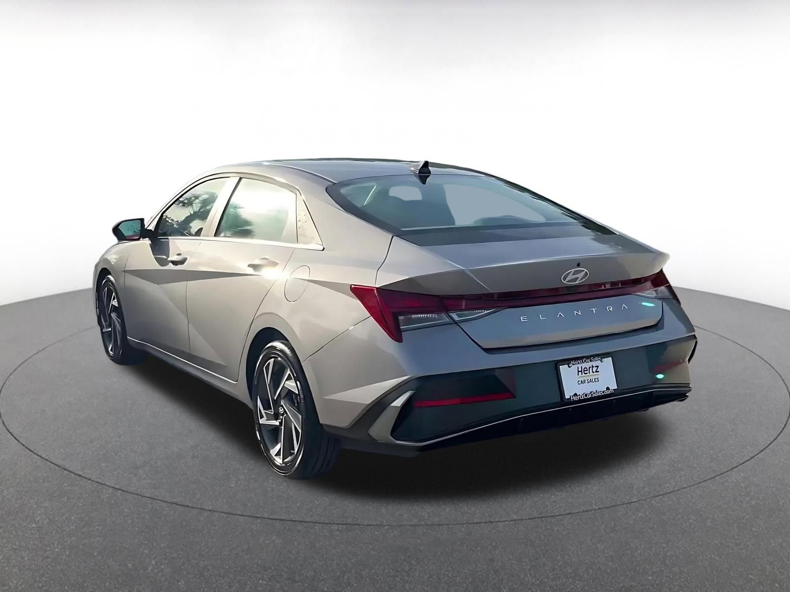 Used 2025 Hyundai Elantra SEL image 11