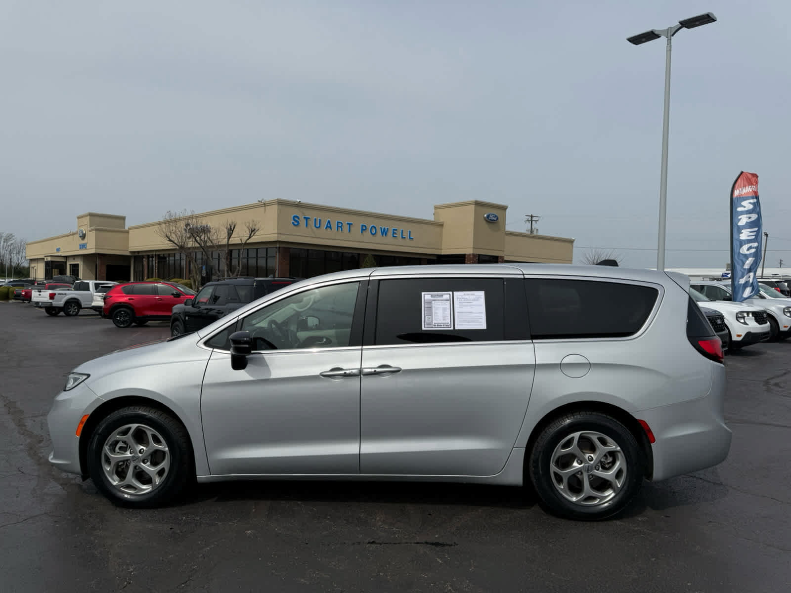 Used 2024 Chrysler Pacifica Limited FWD image 27
