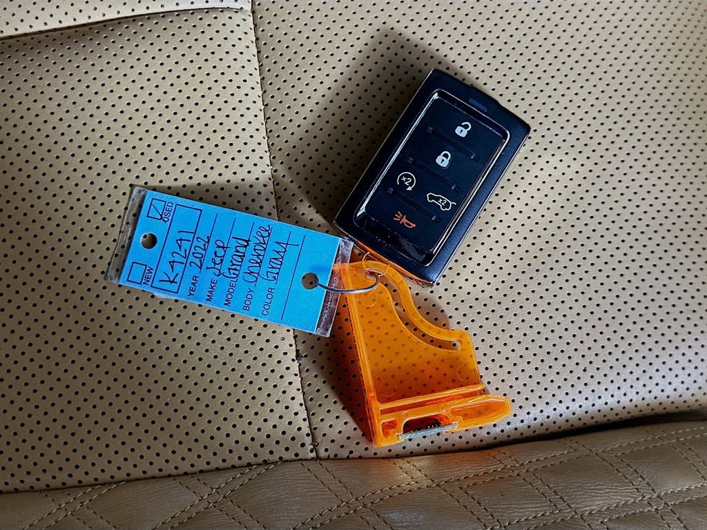 Used 2022 Jeep Grand Cherokee Summit w/ Luxury Tech Group V image 37