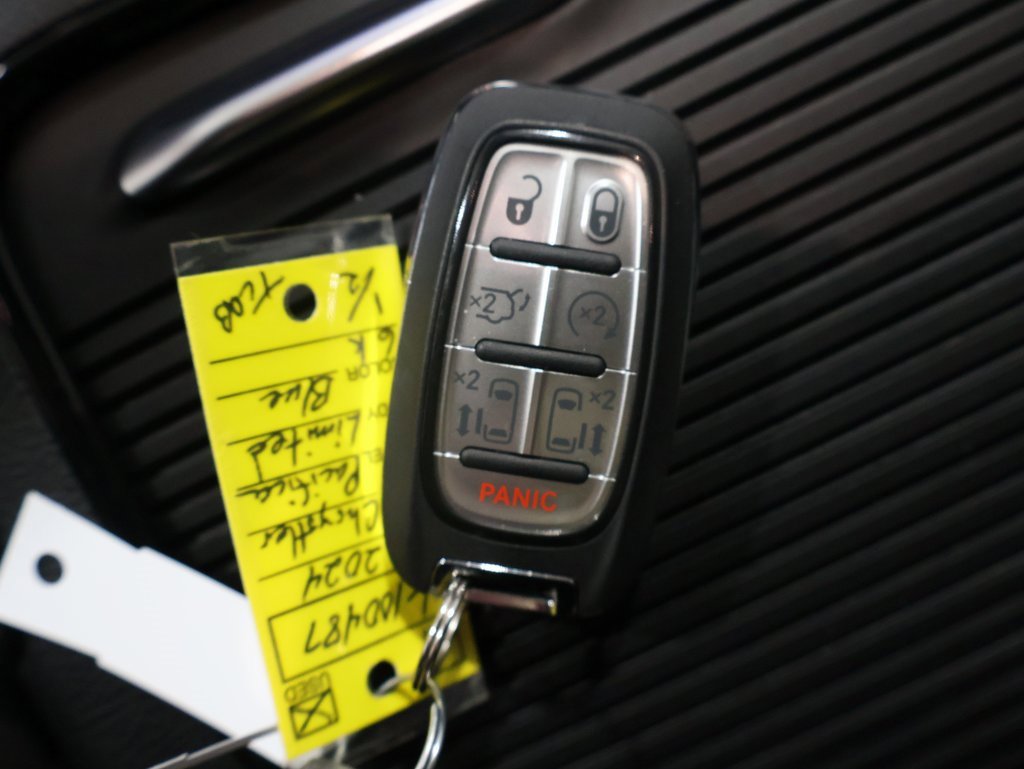 Used 2024 Chrysler Pacifica Limited w/ Uconnect Theater Family Group image 24