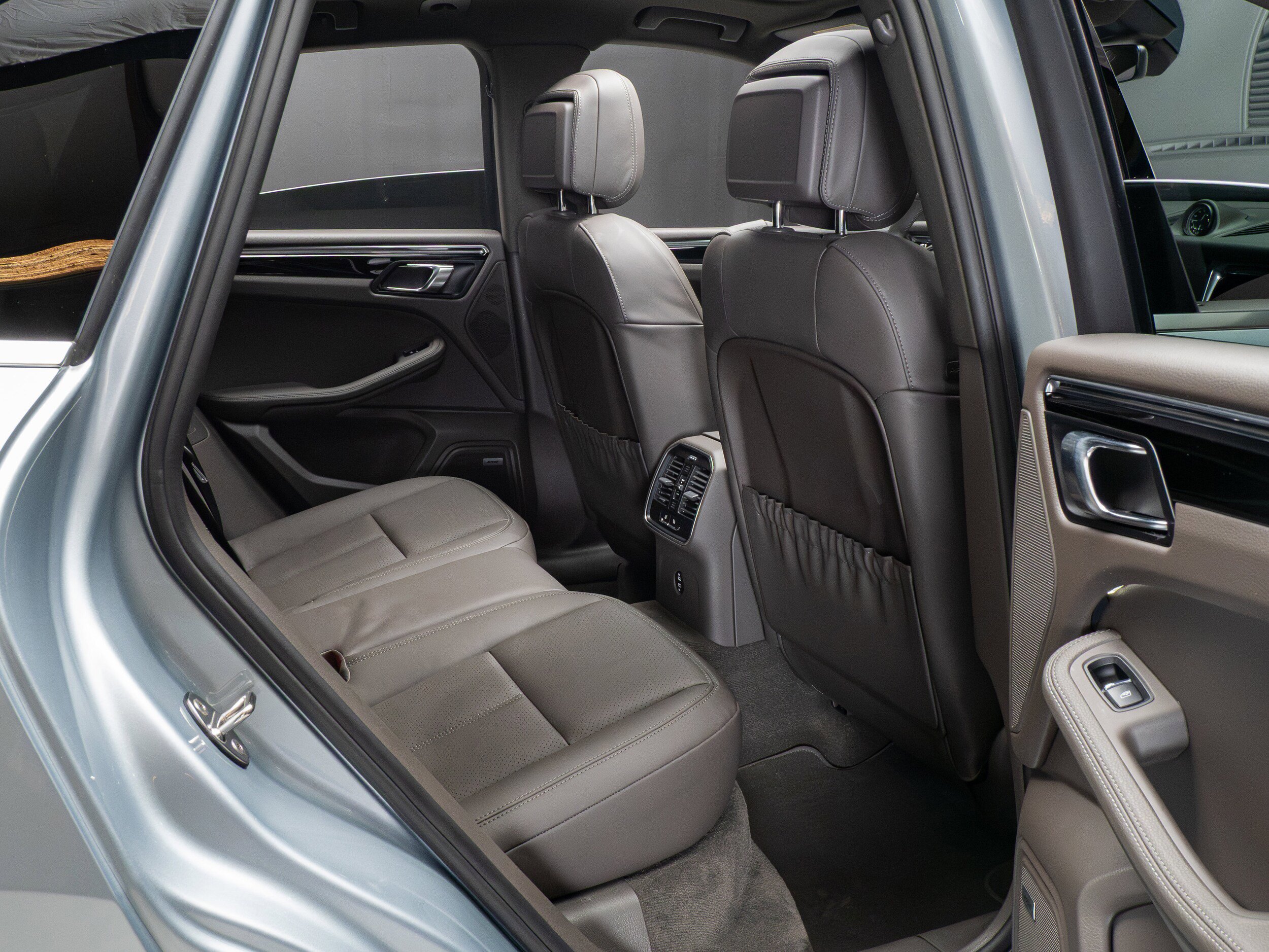 Certified 2025 Porsche Macan AWD/4WD image 30