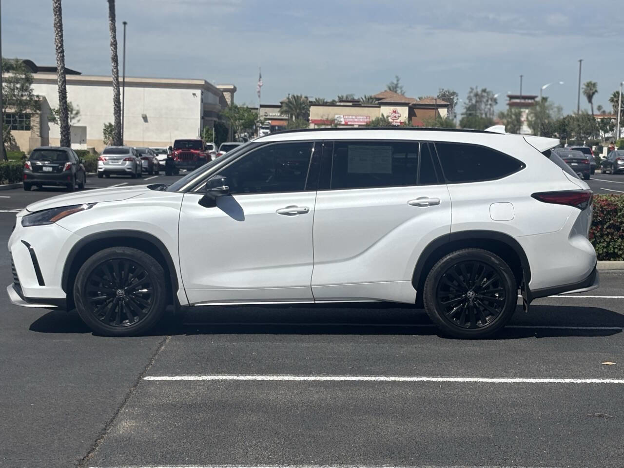 Used 2023 Toyota Highlander XSE image 4