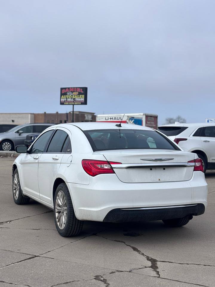 Used 2013 Chrysler 200 LX image 4