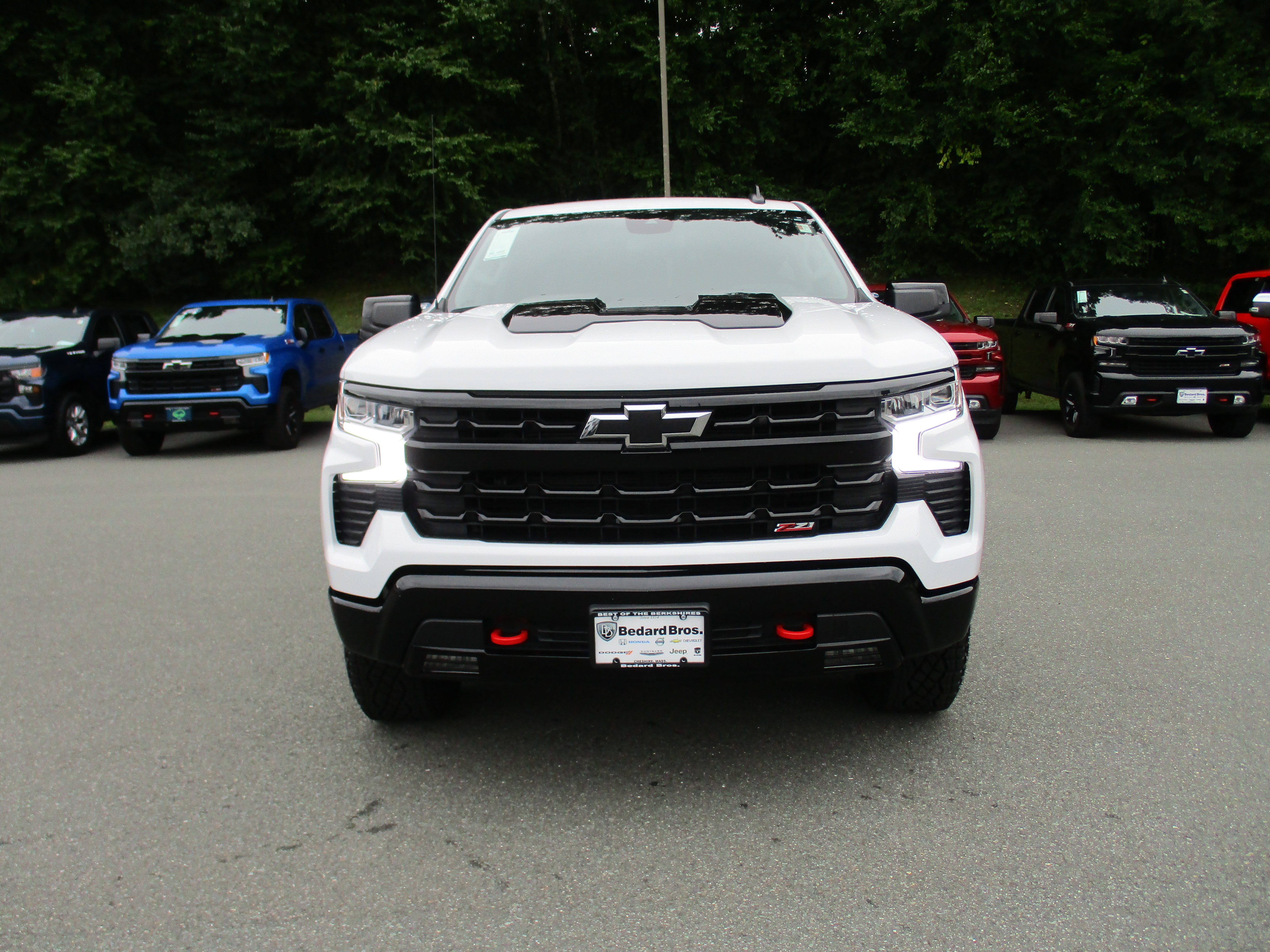 Used 2025 Chevrolet Silverado 1500 LT Trail Boss w/ Convenience Package II AWD/4WD image 2