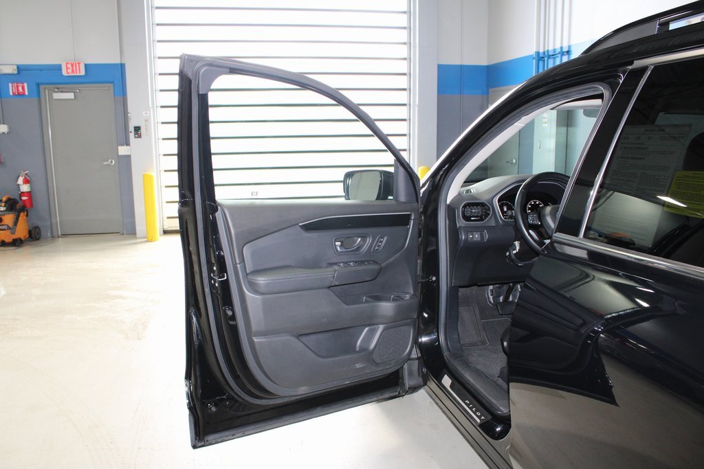 Used 2025 Honda Pilot Touring image 7
