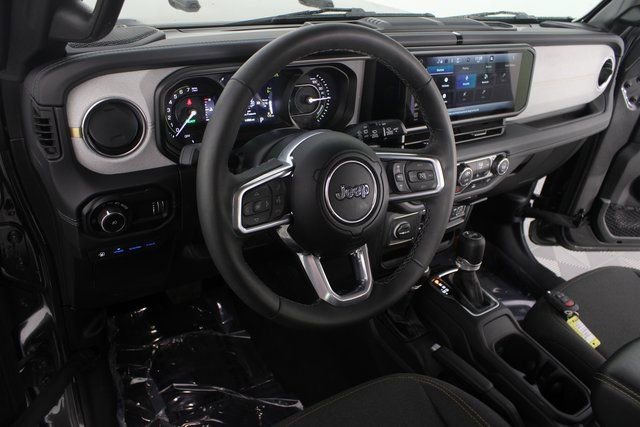 Used 2025 Jeep Wrangler Unlimited Sahara image 8