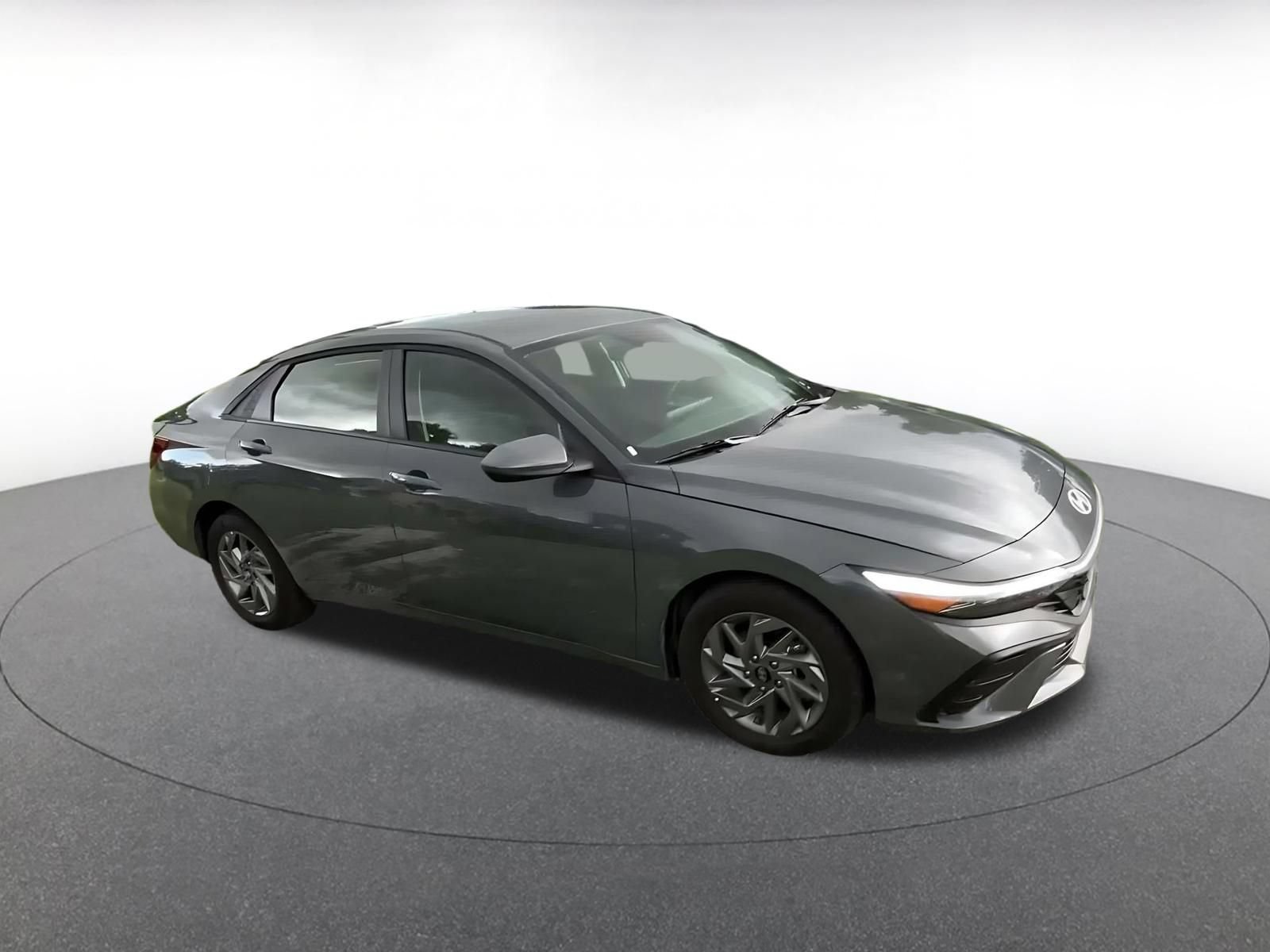 Used 2026 Hyundai Elantra Hybrid FWD image 2