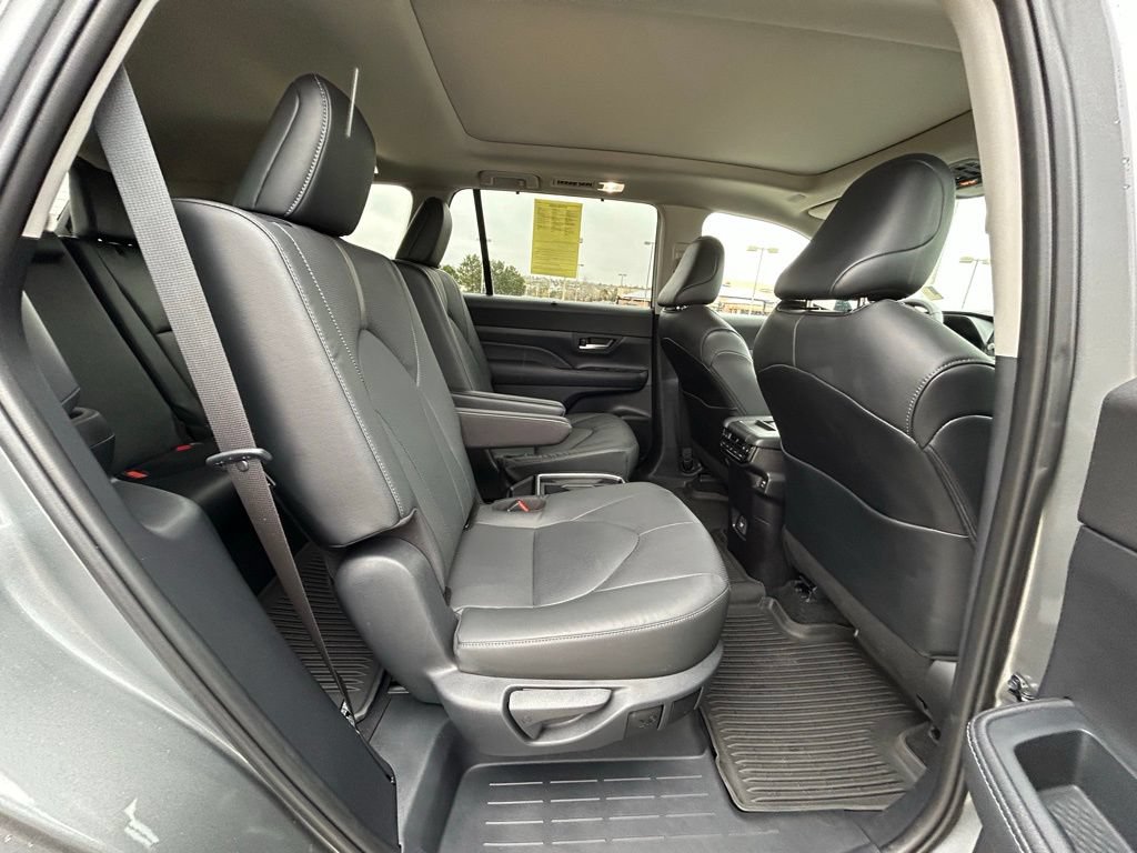 Used 2025 Toyota Grand Highlander AWD image 32
