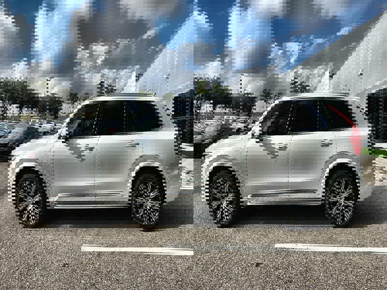 Used 2022 Volvo XC90 T8 Inscription image 3