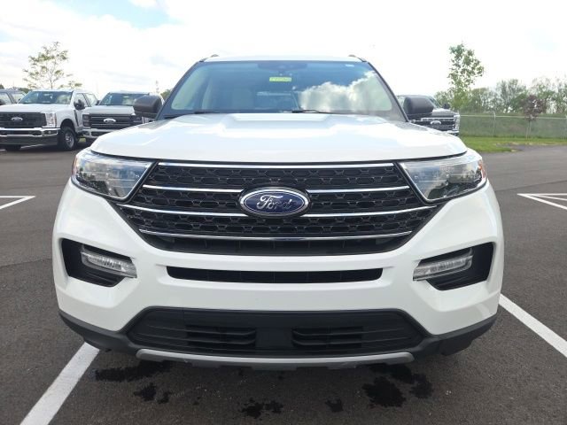 Certified 2021 Ford Explorer XLT w/ Equipment Group 202A AWD/4WD image 3