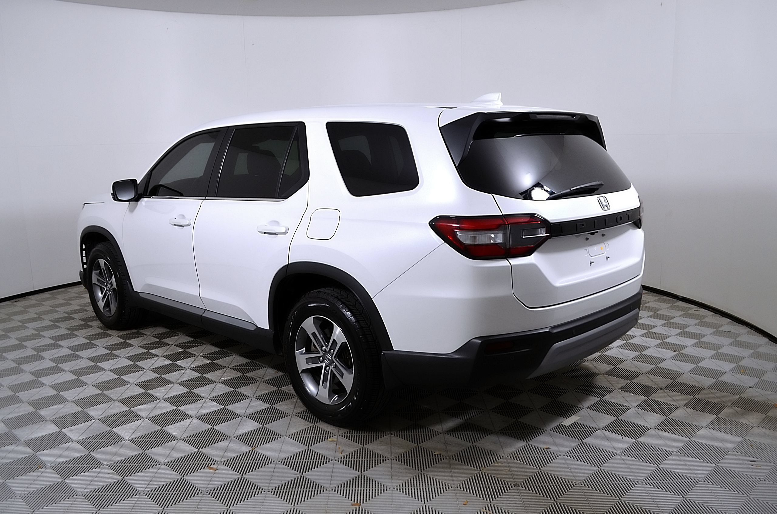 Used 2025 Honda Pilot EX-L image 9
