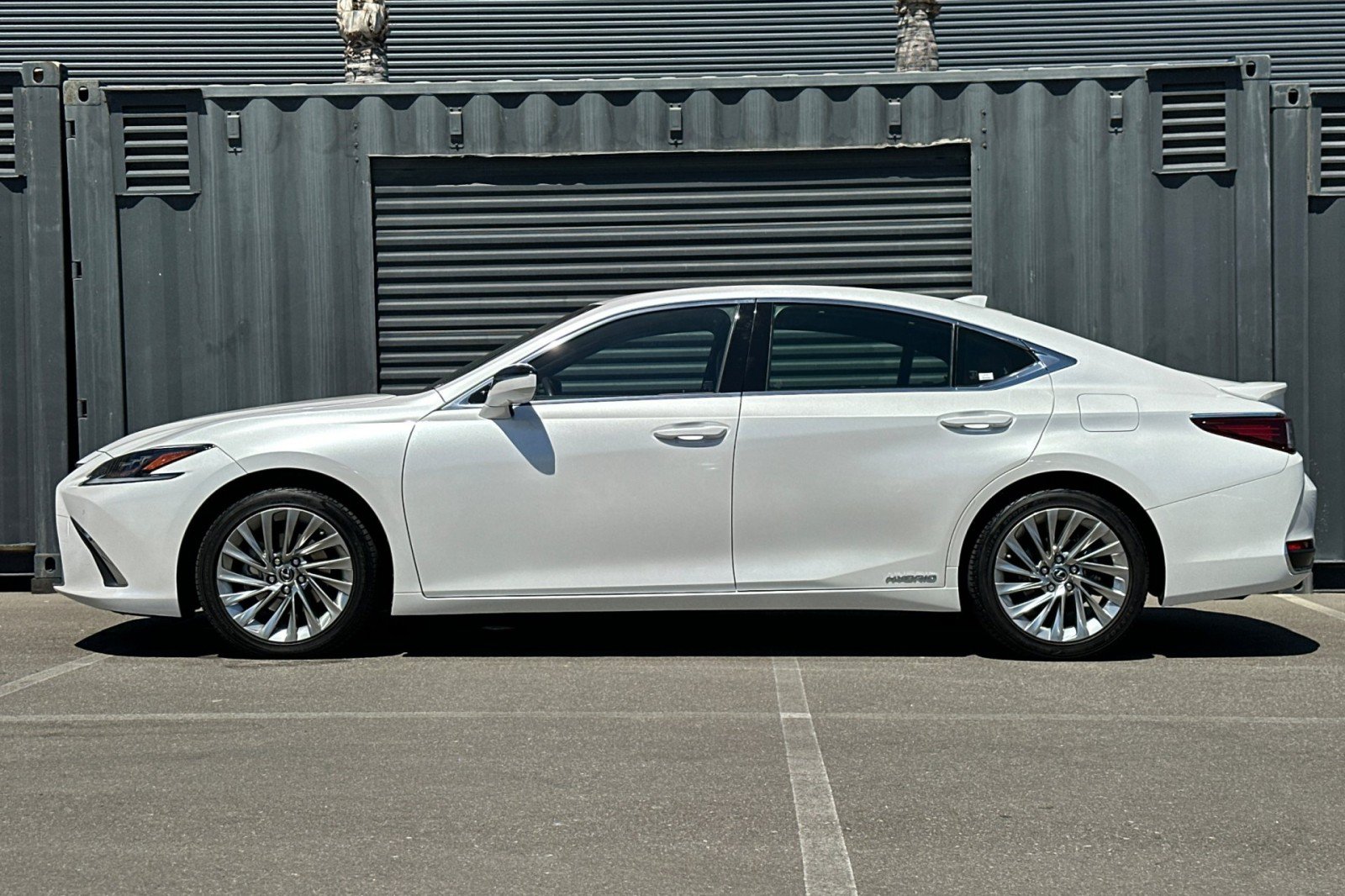 Used 2019 Lexus ES 300h Ultra Luxury w/ Accessory Package 2 FWD video 2