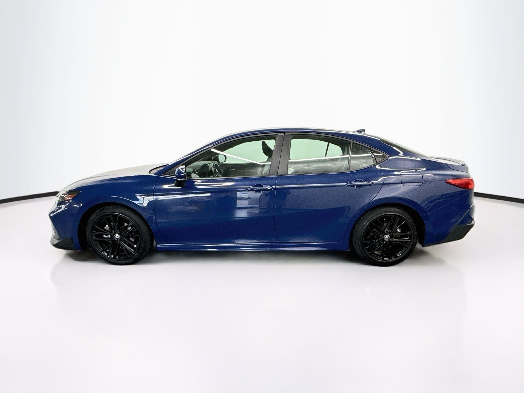 Used 2025 Toyota Camry SE FWD image 4
