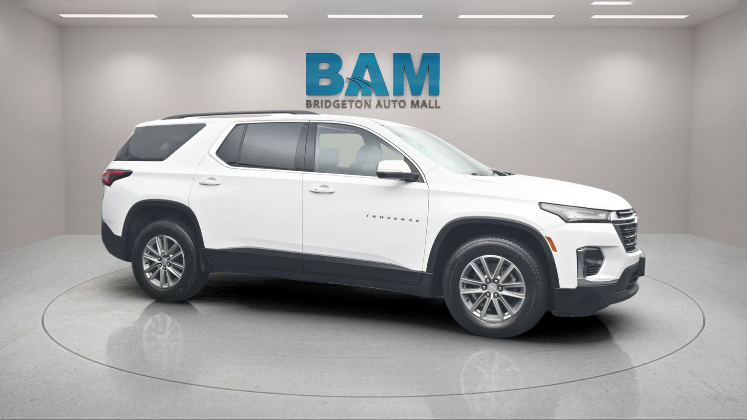 Used 2023 Chevrolet Traverse LT image 1