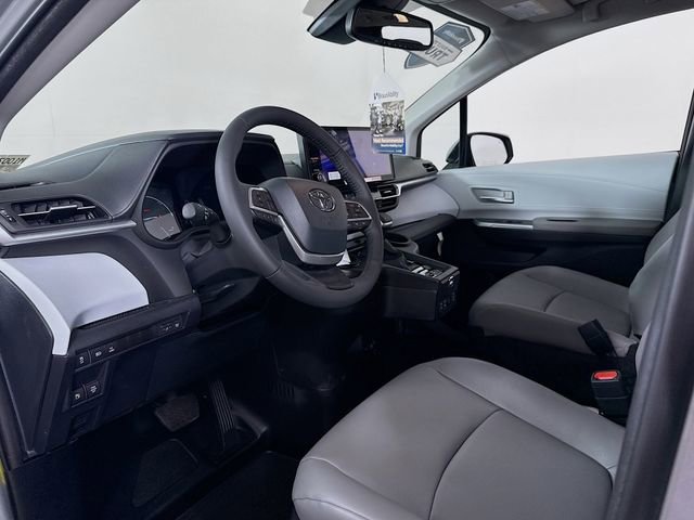 Used 2025 Toyota Sienna XLE w/ XLE Plus Package FWD image 7