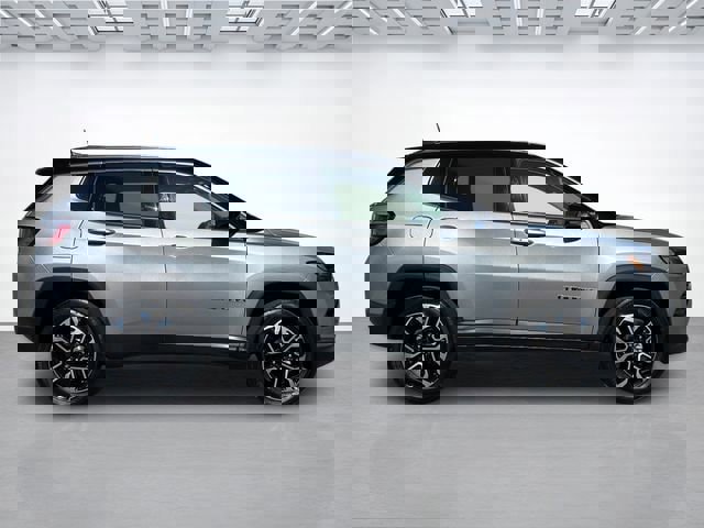 Used 2022 Jeep Compass Limited image 3