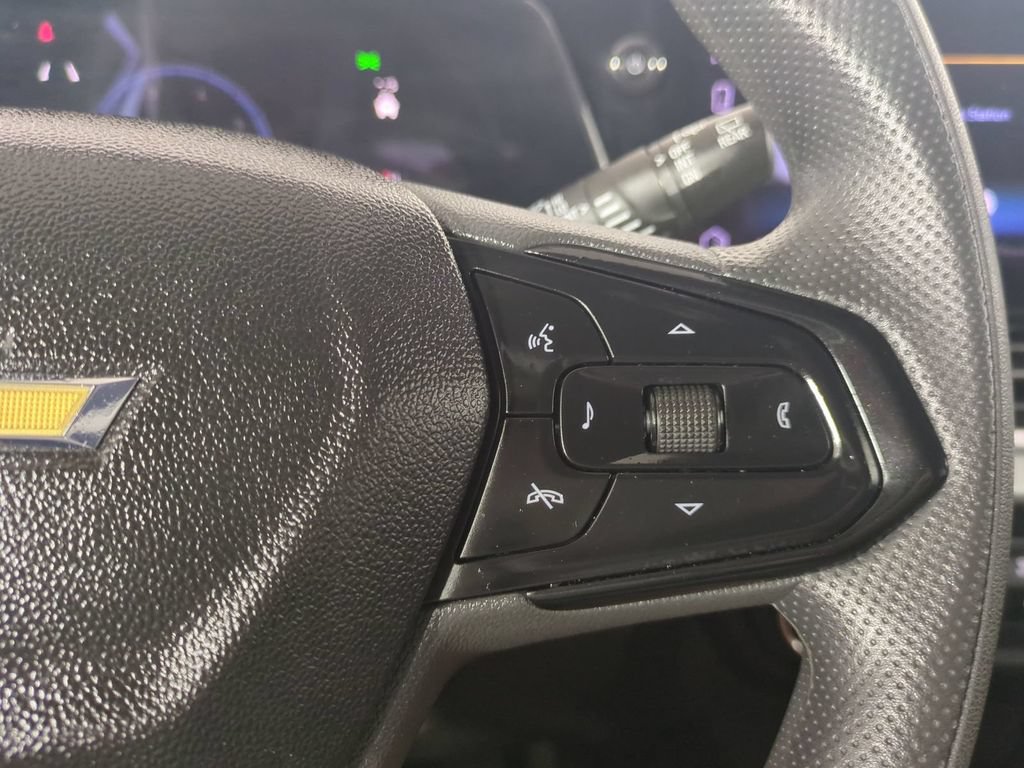 Used 2025 Chevrolet Trax LT FWD image 36