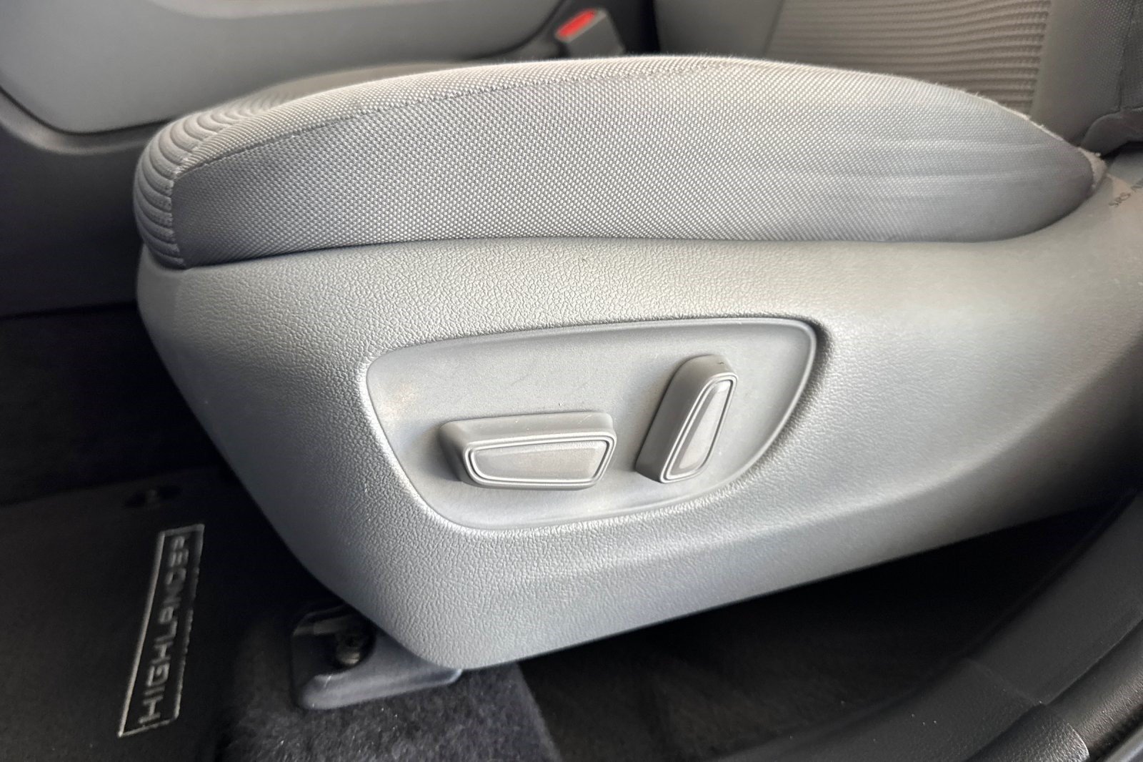 Used 2021 Toyota Highlander LE FWD image 15