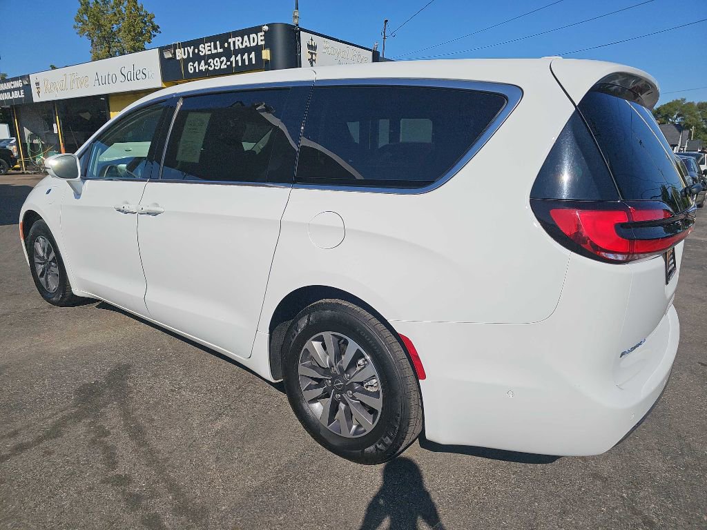 Used 2022 Chrysler Pacifica Touring-L w/ Uconnect Theater Family Group image 17
