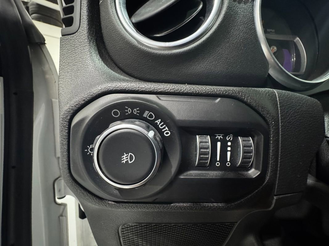 Used 2018 Jeep Wrangler Unlimited Sahara image 30