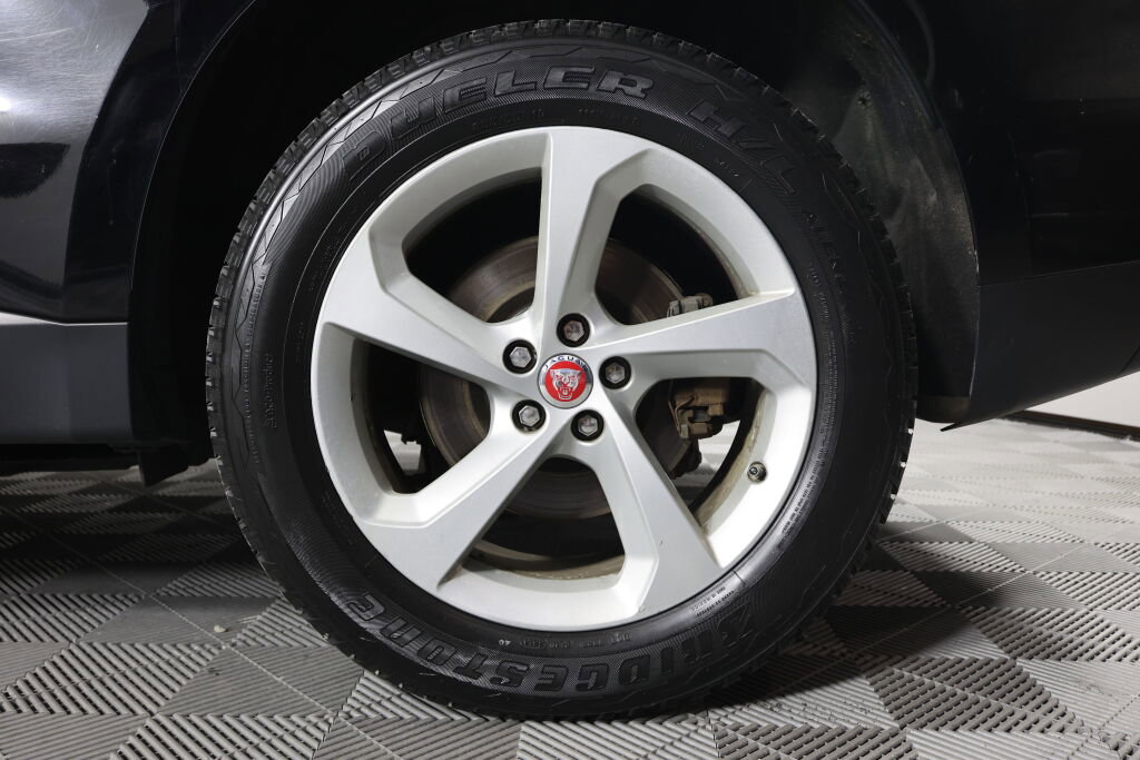 Used 2017 Jaguar F-PACE Premium image 8