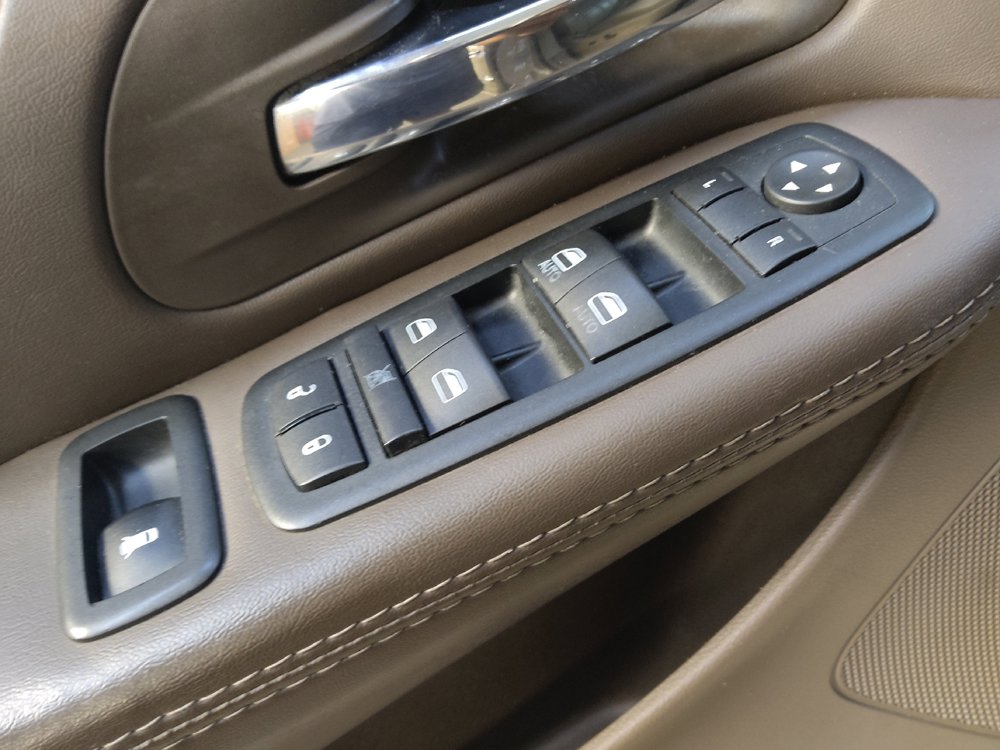 Used 2015 Chrysler Town & Country Touring w/ Driver Convenience Group FWD image 27