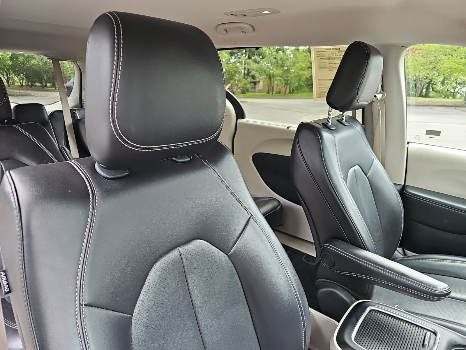 Used 2023 Chrysler Pacifica Touring-L FWD image 11