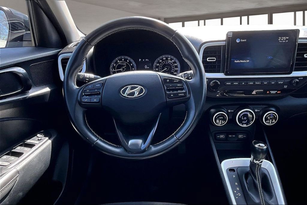 Used 2022 Hyundai Venue Limited FWD image 7