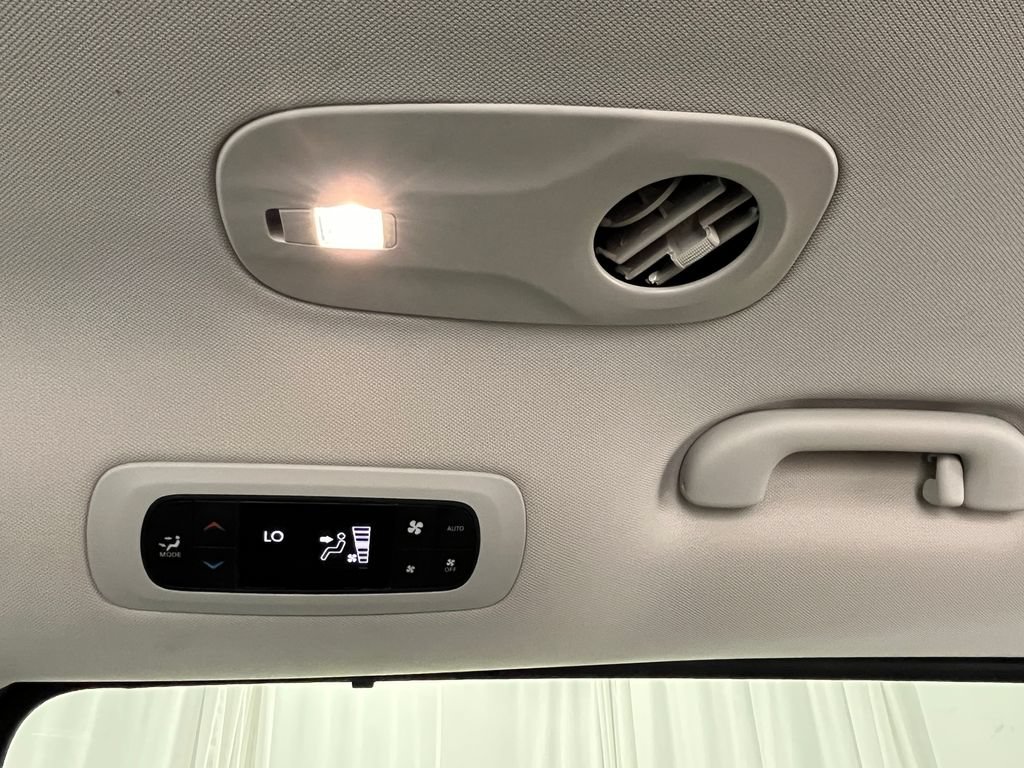Used 2023 Chrysler Pacifica Touring-L AWD/4WD image 7