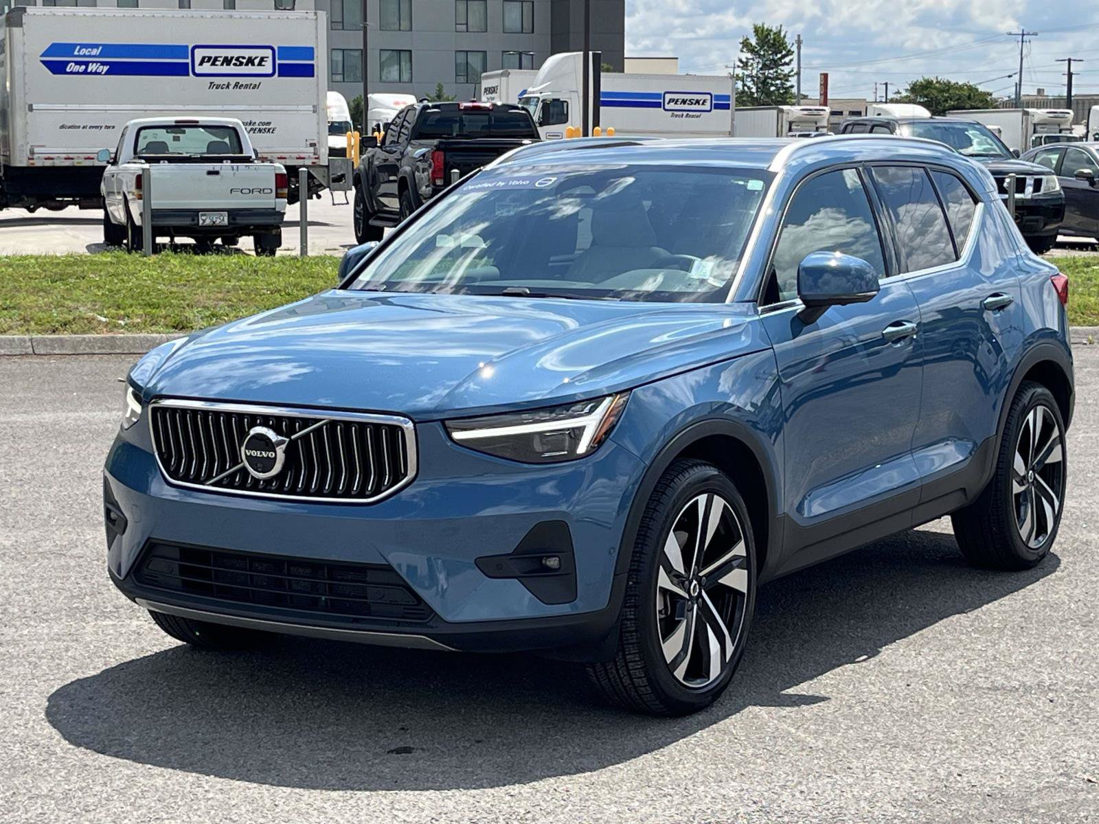 Certified 2024 Volvo XC40 B5 Plus w/ Protection Package Premier AWD/4WD image 3