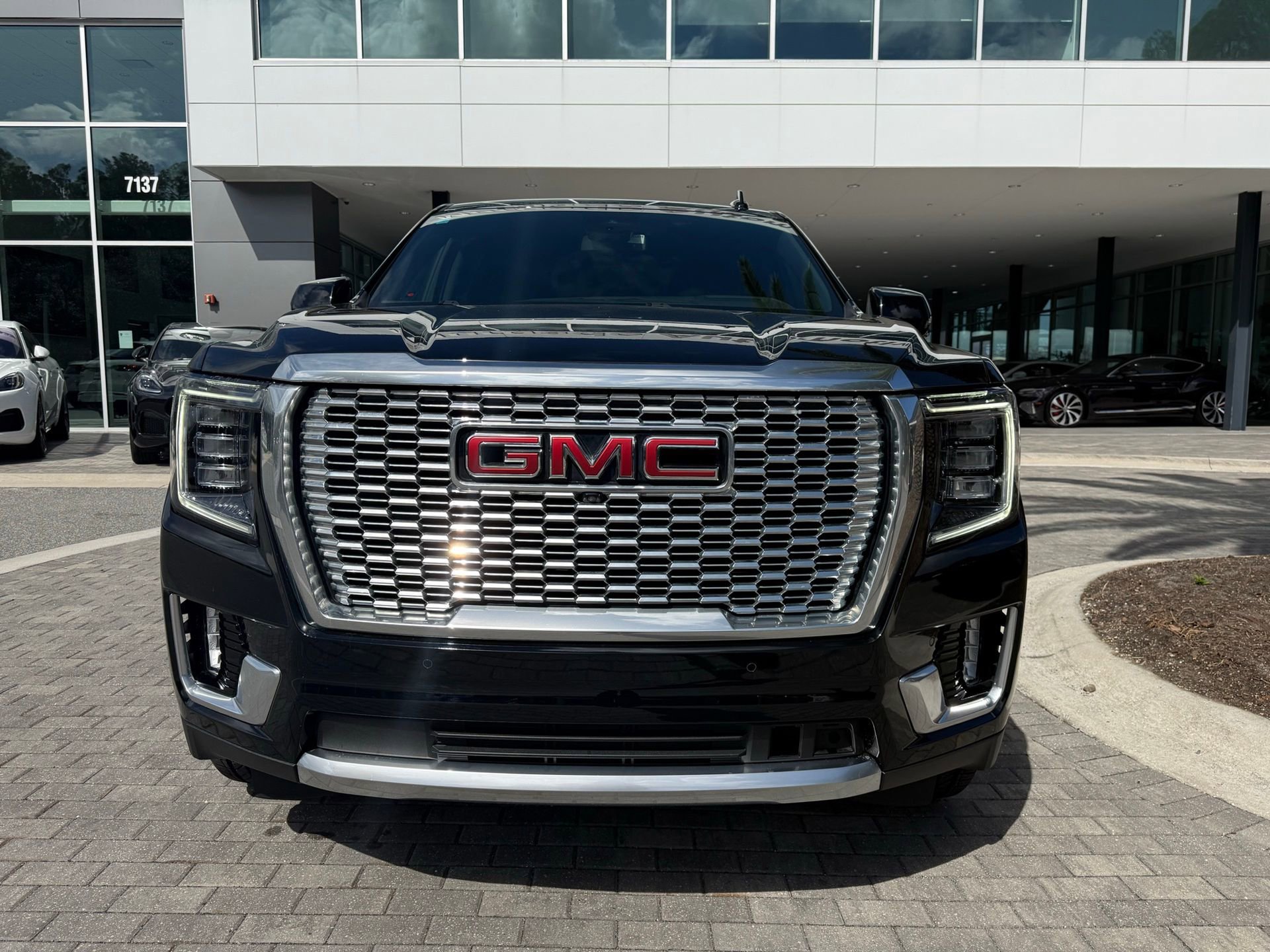 Used 2023 GMC Yukon XL Denali image 8