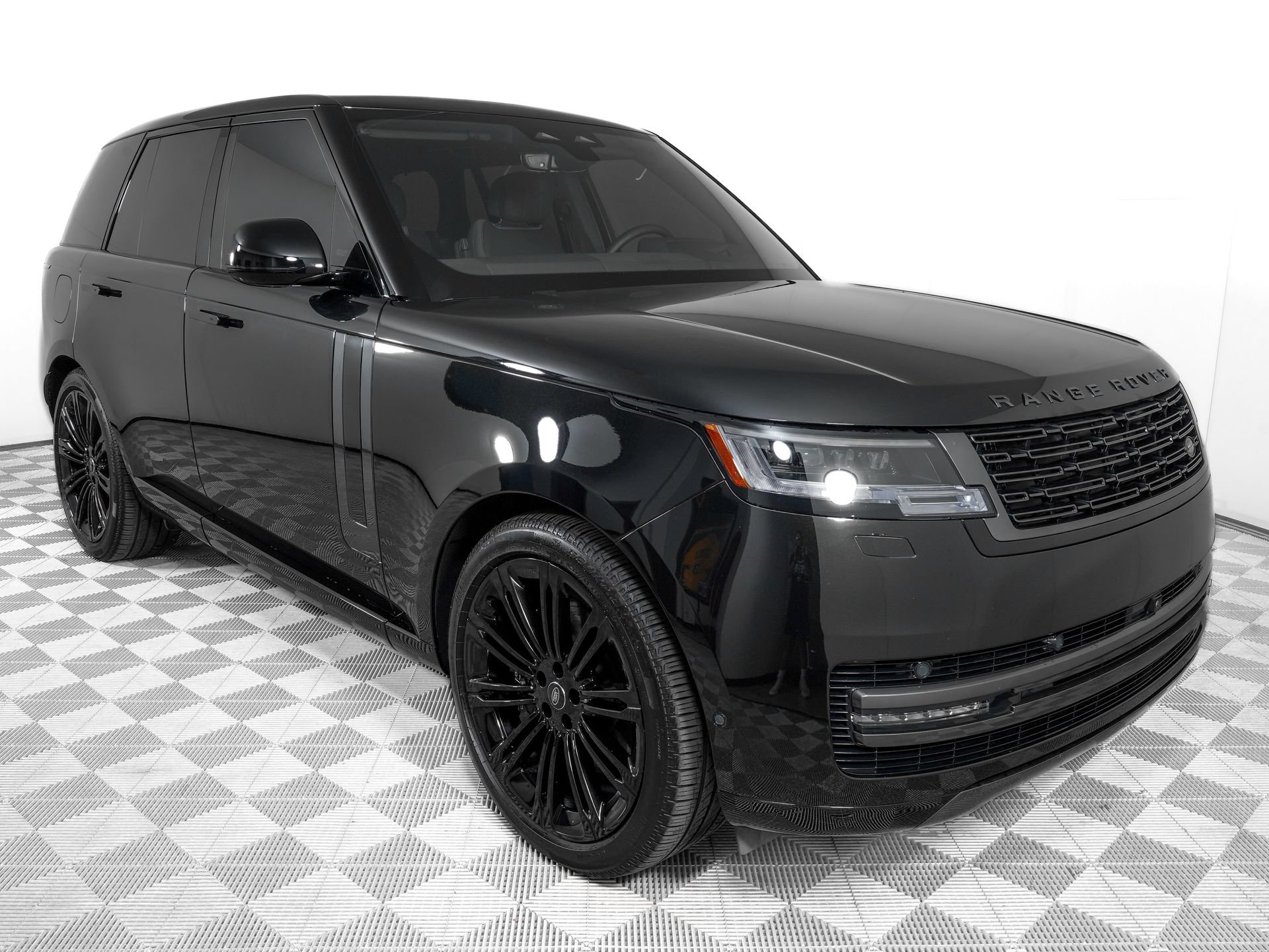 Used 2025 Land Rover Range Rover SE AWD/4WD image 3