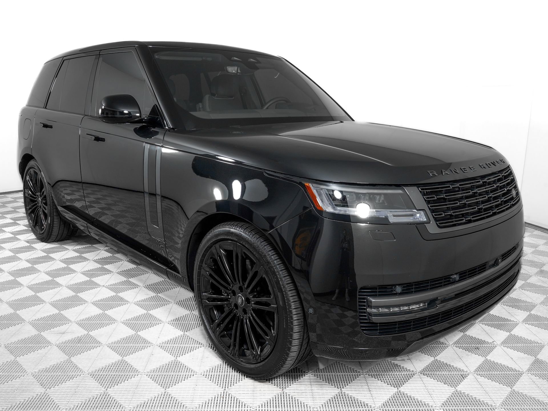 Used 2025 Land Rover Range Rover SE AWD/4WD image 3