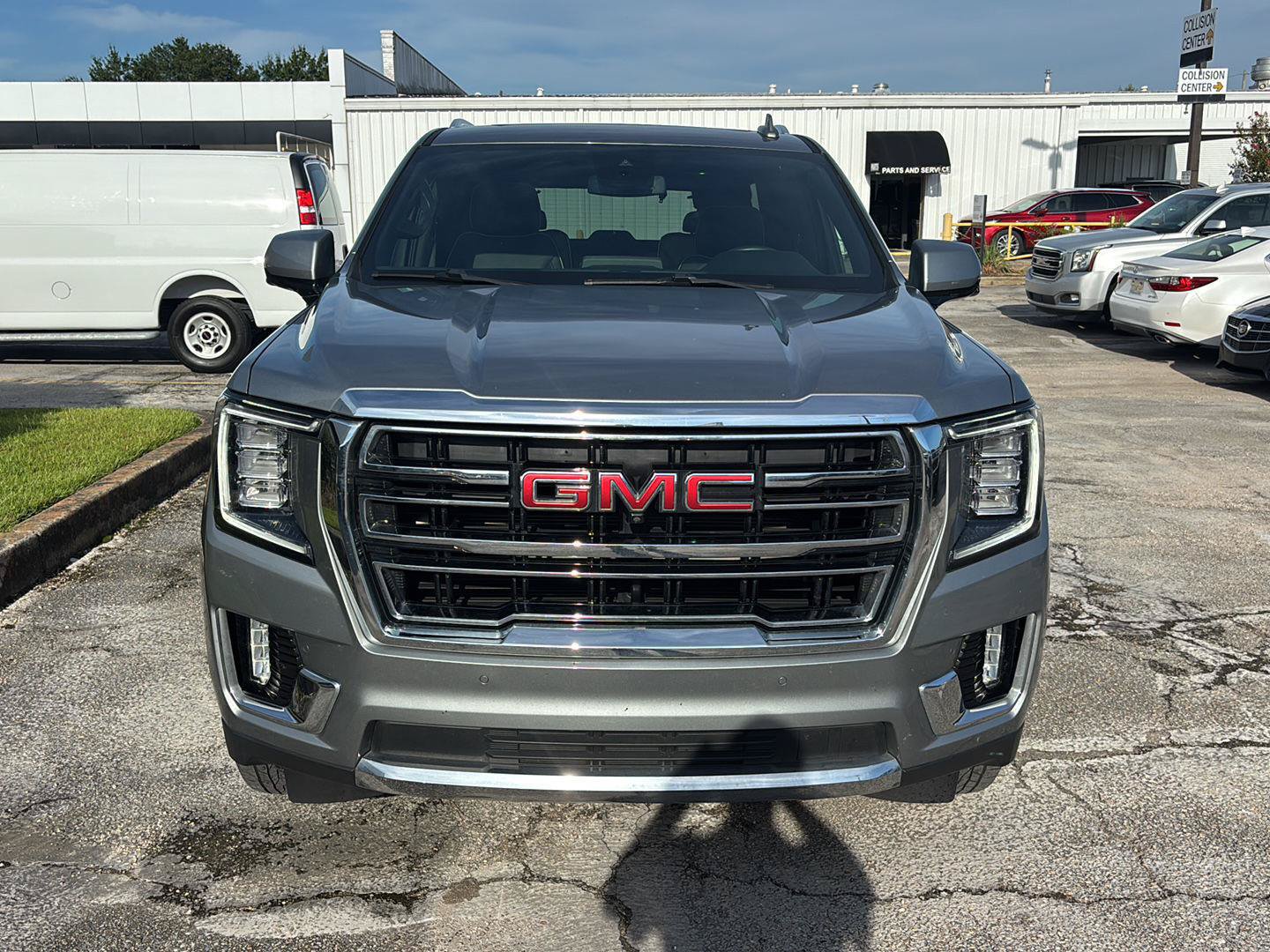 Used 2023 GMC Yukon SLT w/ SLT Premium Package RWD image 2