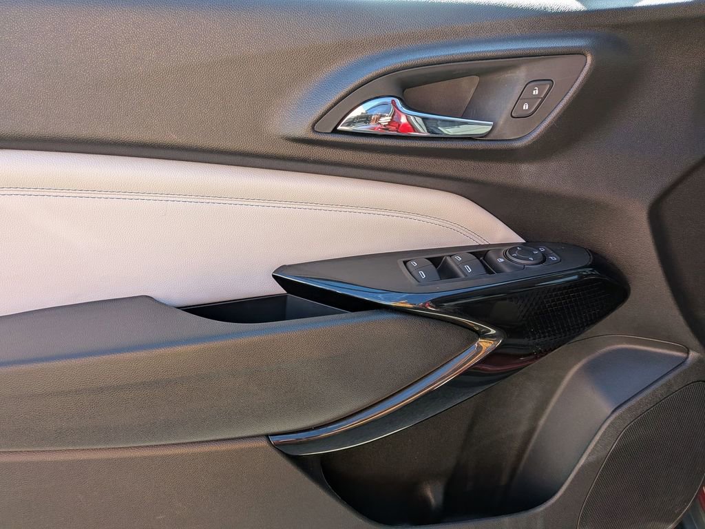 Used 2025 Chevrolet Trax LT w/ LT Convenience Package image 13