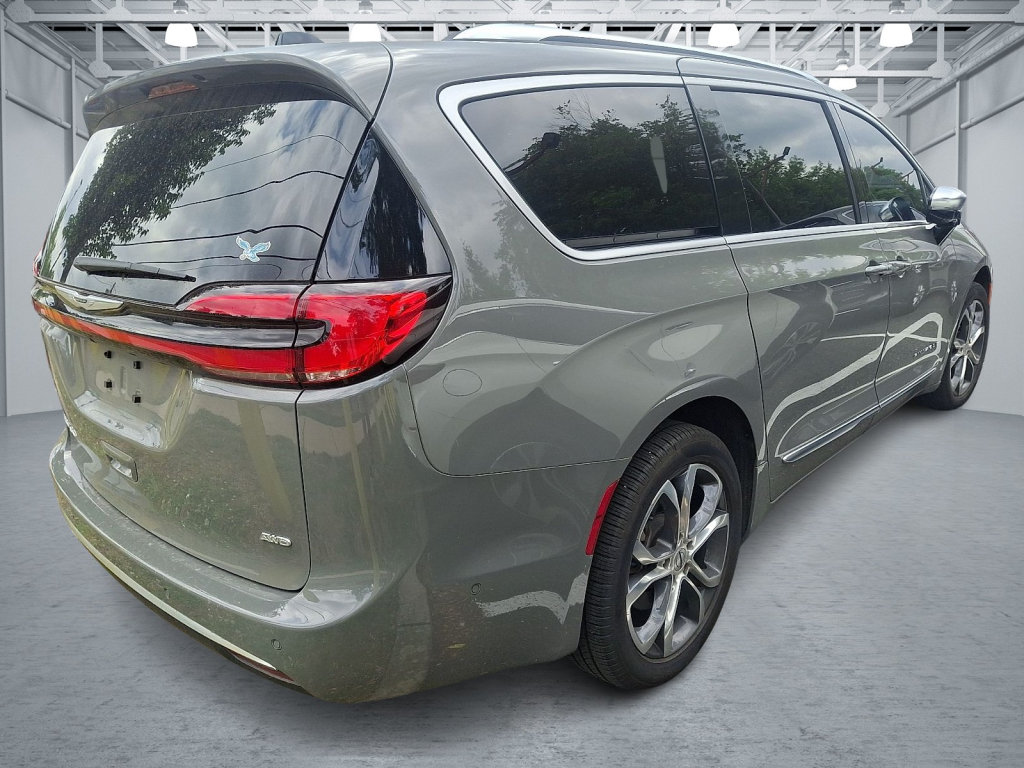 Used 2025 Chrysler Pacifica Pinnacle AWD/4WD image 3