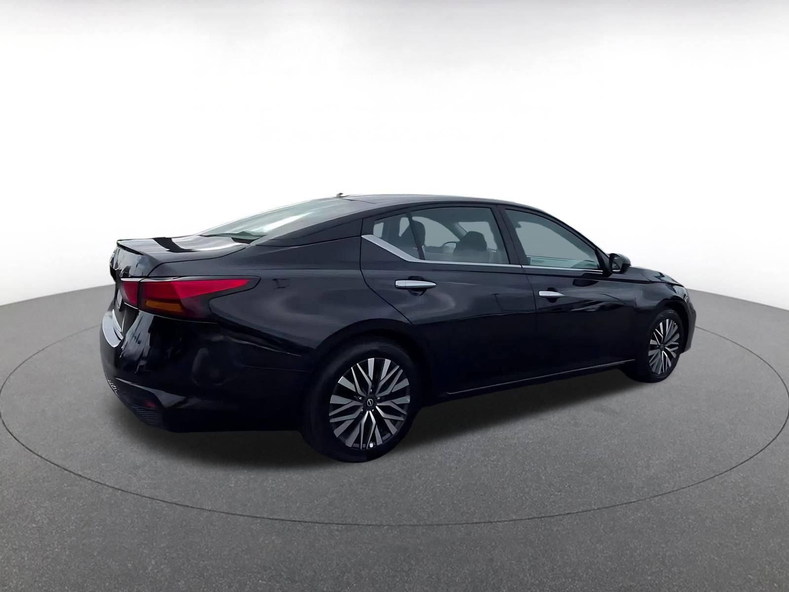 Used 2025 Nissan Altima 2.5 SV FWD image 14