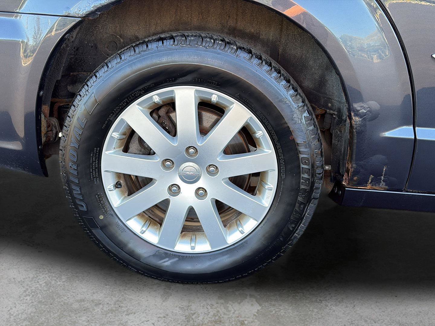 Used 2013 Chrysler Town & Country Touring FWD image 24