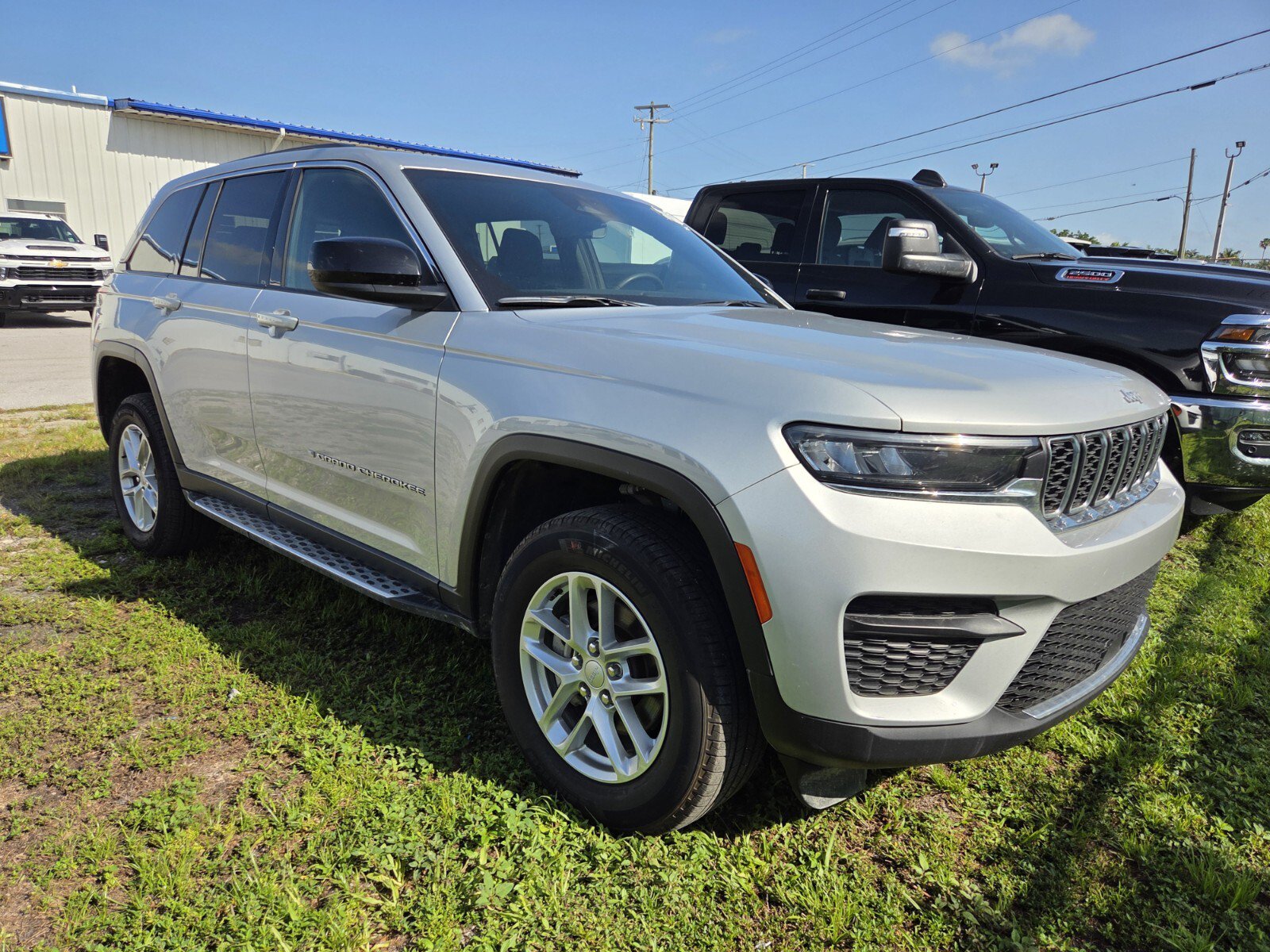 Used 2025 Jeep Grand Cherokee Laredo X w/ Trailer Tow Package AWD/4WD image 2