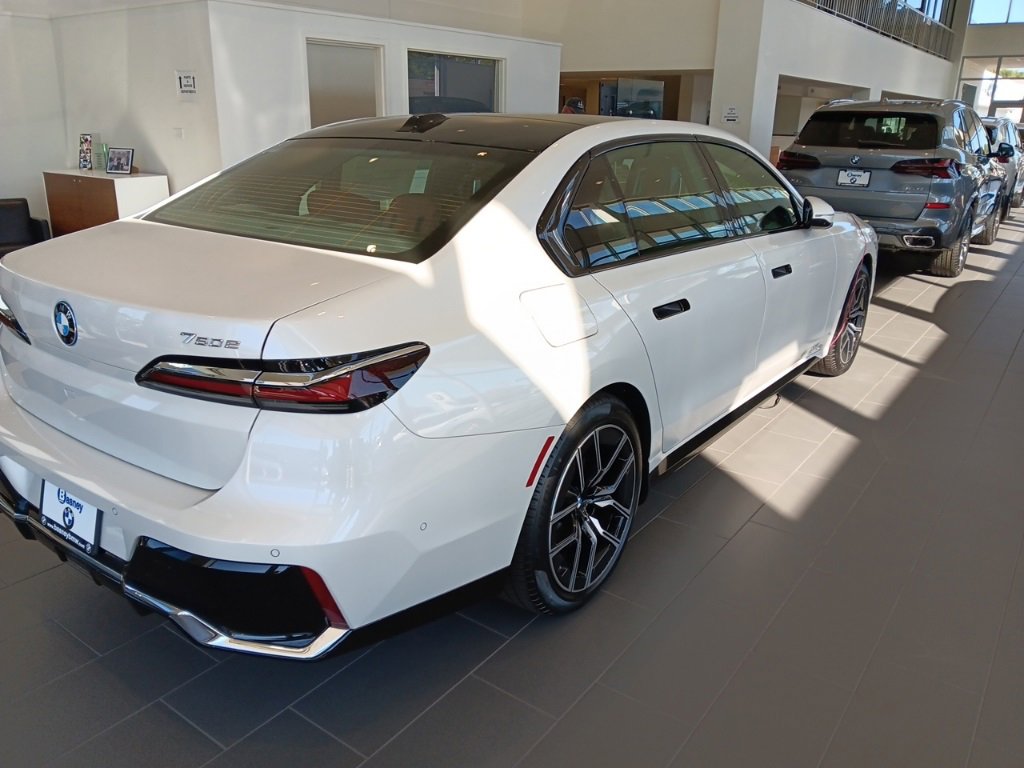 New 2026 BMW 750e xDrive image 7