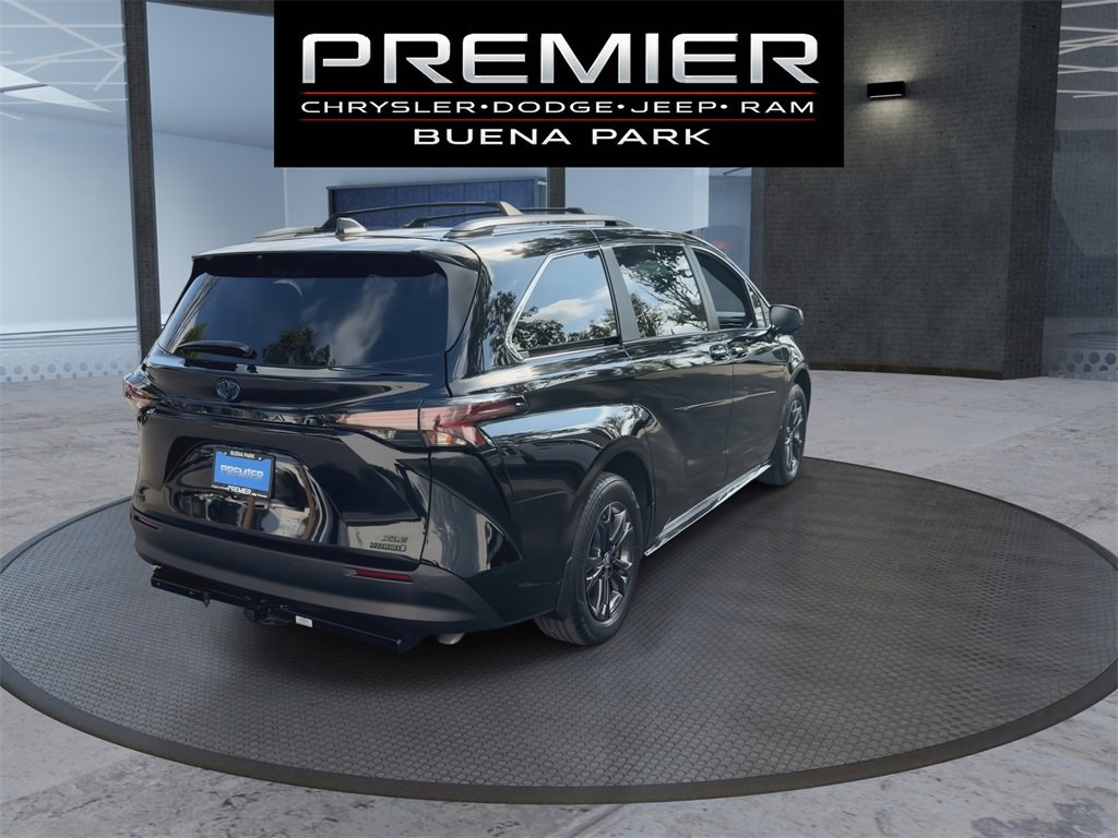 Used 2024 Toyota Sienna XLE Woodland Edition image 7
