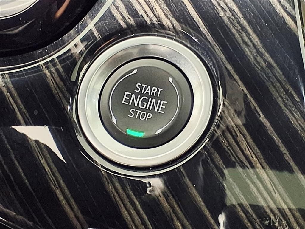 Certified 2025 Cadillac XT6 Premium Luxury image 11