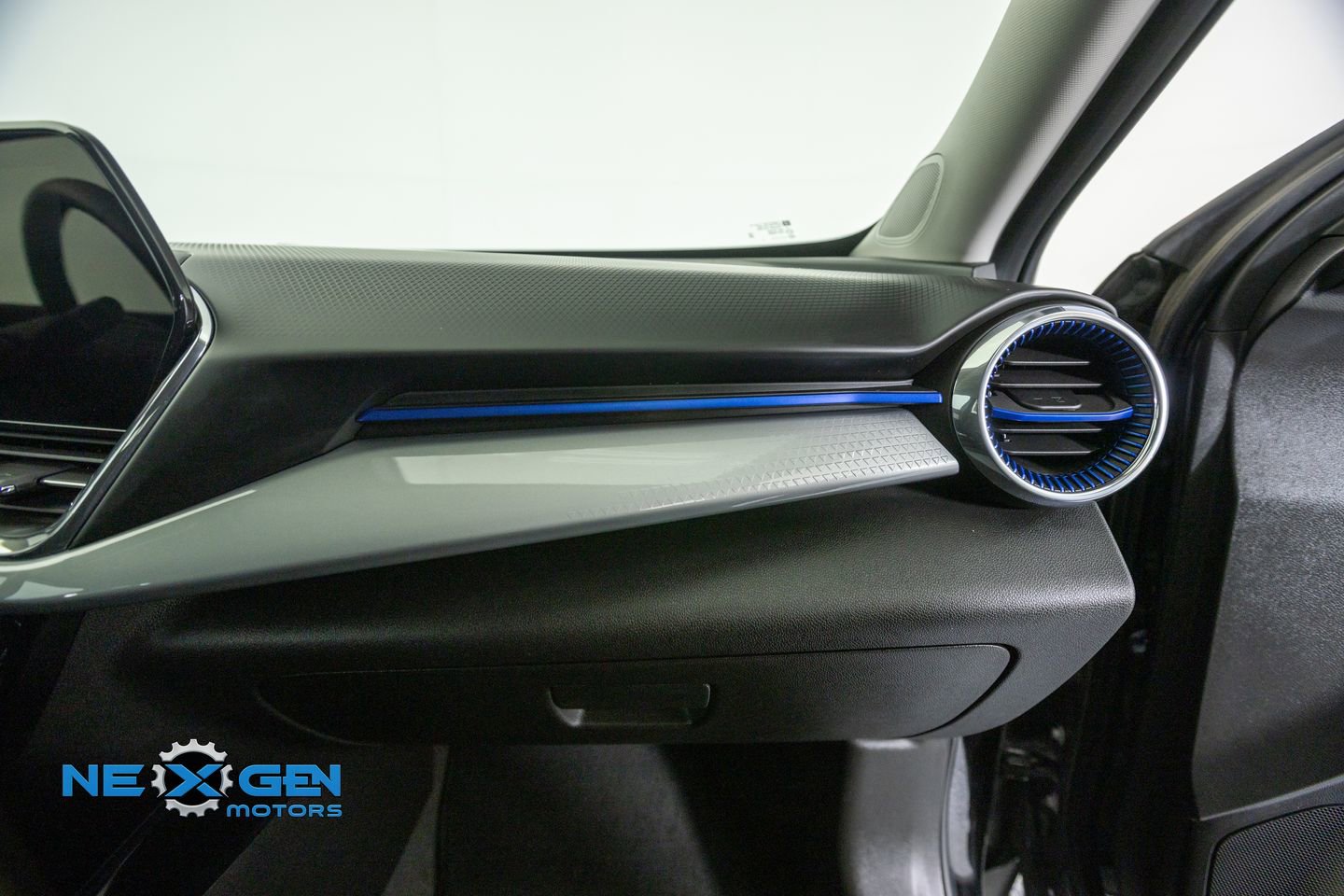 Used 2025 Chevrolet Trax LT w/ Driver Confidence Package FWD image 42
