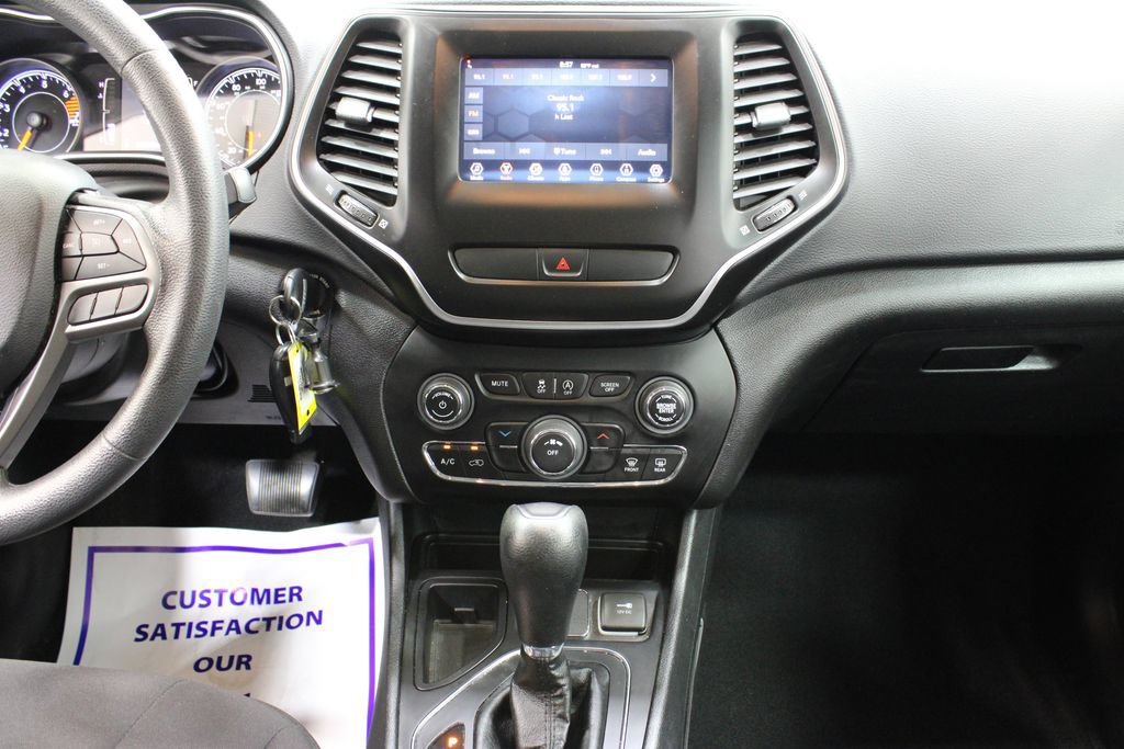 Used 2019 Jeep Cherokee Latitude w/ Popular Appearance Group FWD image 19