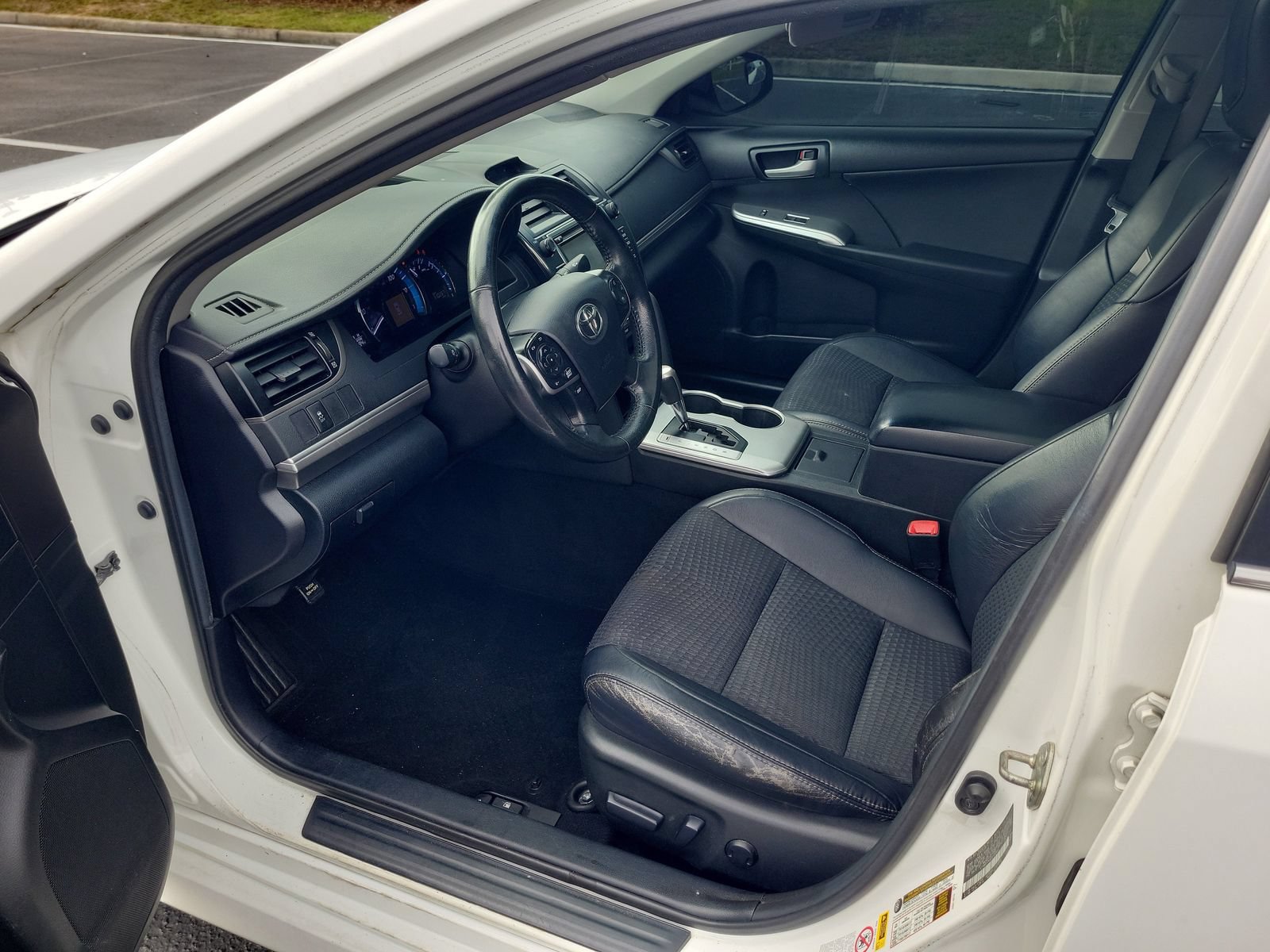 Used 2014 Toyota Camry SE w/ Moonroof Package FWD image 16