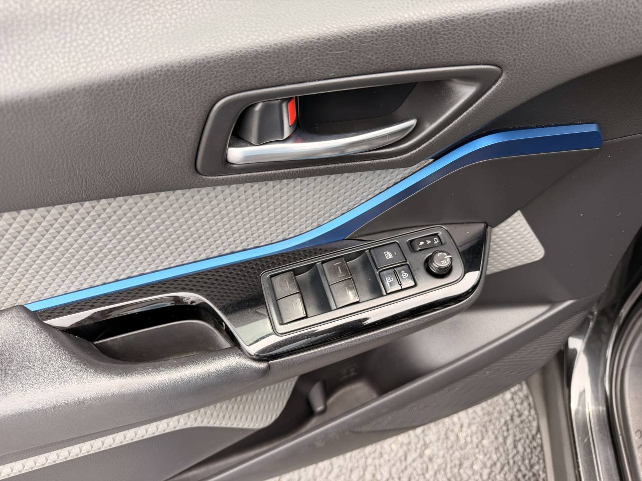 Used 2019 Toyota C-HR XLE FWD image 13
