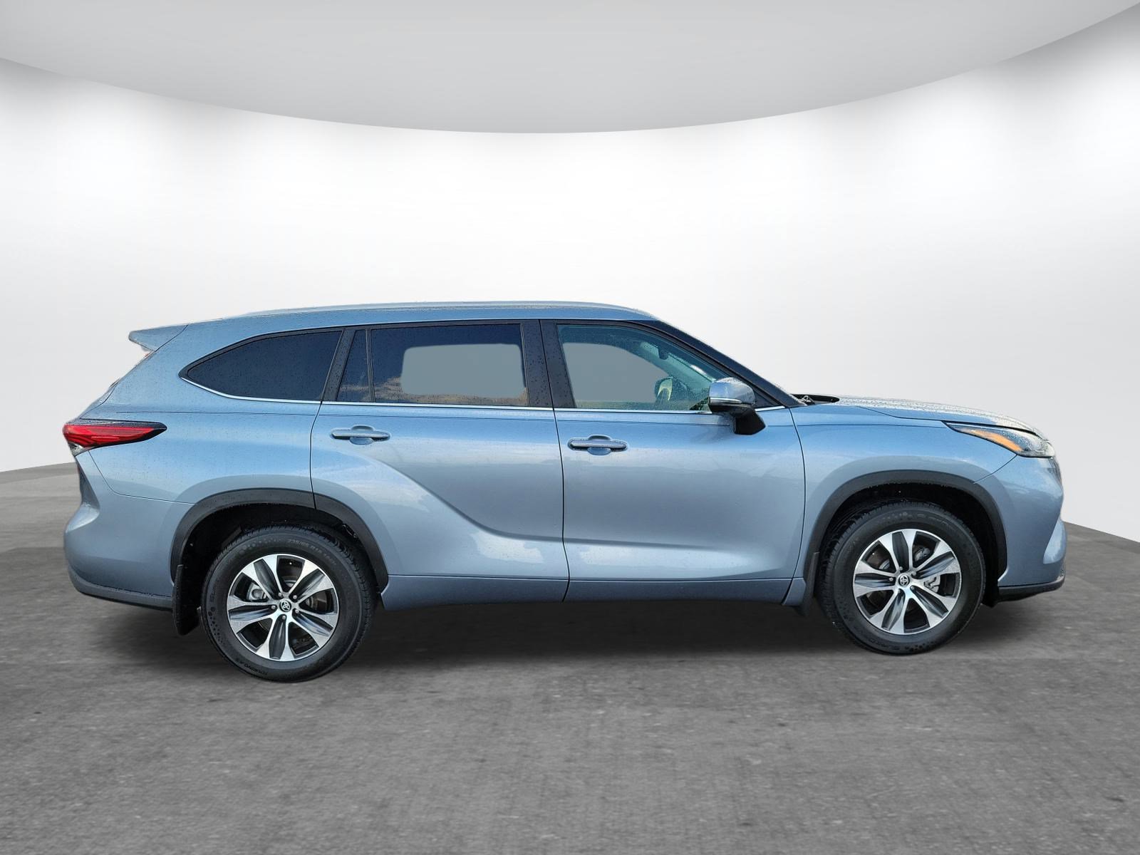 Used 2023 Toyota Highlander XLE image 4