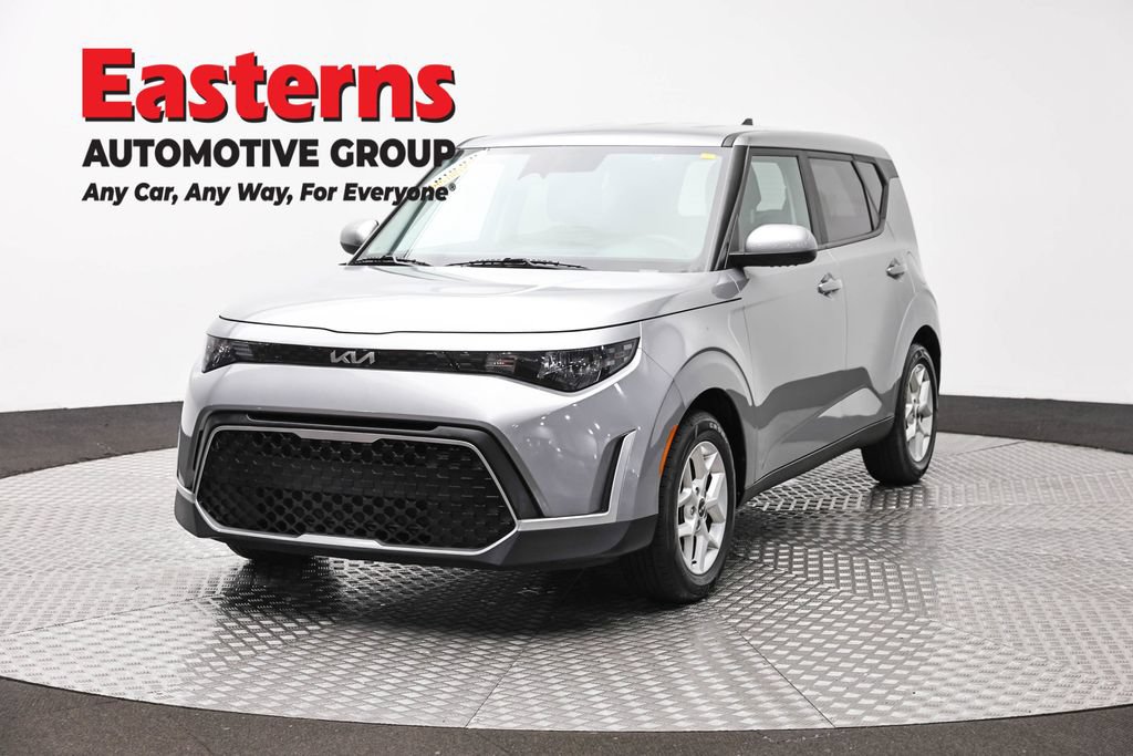 Used 2023 Kia Soul LX w/ Option Group 015 FWD image 1